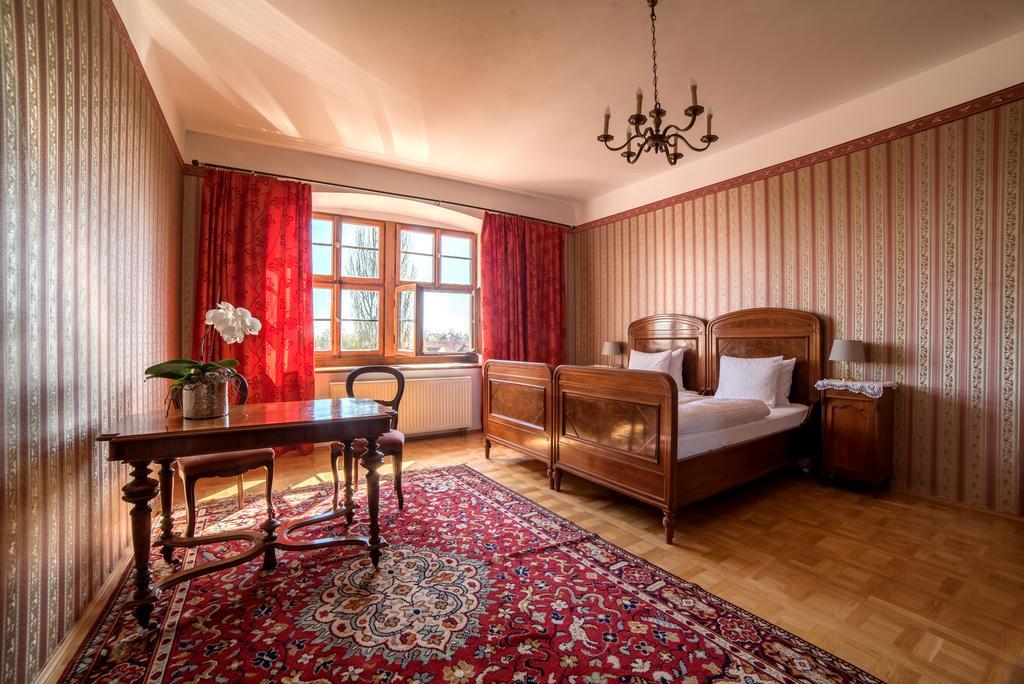 Boutique Palac Warmatowice Sienkiewiczowskie Legnica Exterior photo